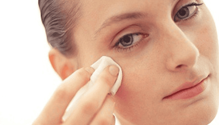 Khăn giấy tẩy trang giúp loại bỏ lớp trang điểm trên bề mặt da