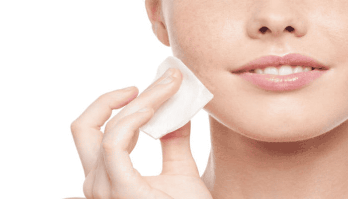 Tẩy trang da mặt an toàn với khăn giấy đa năng